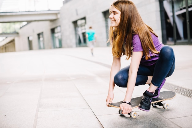 Free photo teenager changing position on skateboard