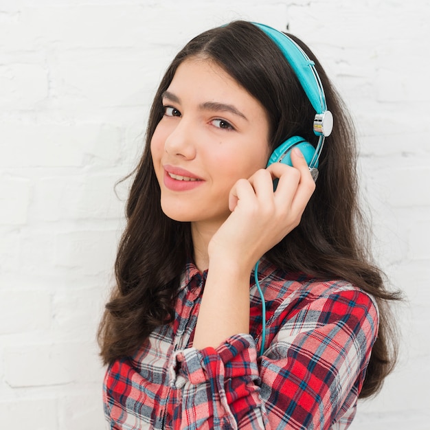 Free photo teenager girl listening to music