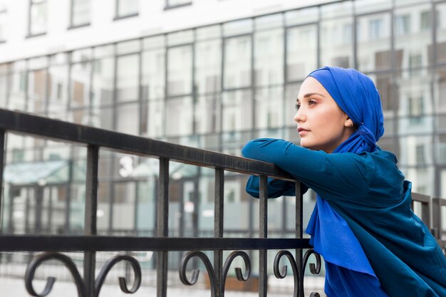 Девушка-подросток в хиджабе позирует с копией пространства