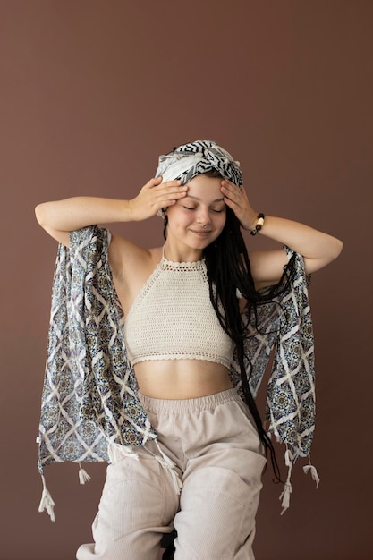 Foto gratuita ragazza adolescente con vestiti hippie e dreadlocks