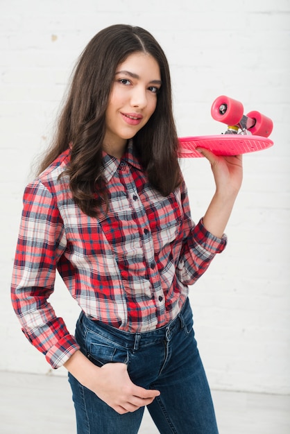 Foto gratuita ragazza adolescente con skateboard