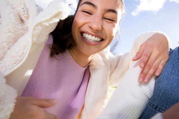 Adolescente che si diverte insieme ai suoi amici