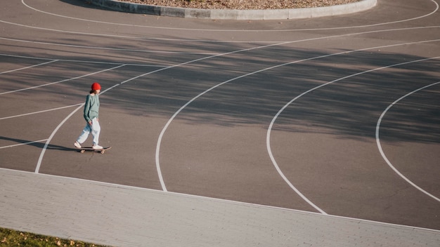 Foto gratuita adolescente che si diverte con lo skateboard all'esterno