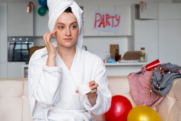 Foto gratuita adolescente che ha un rituale di sbornia