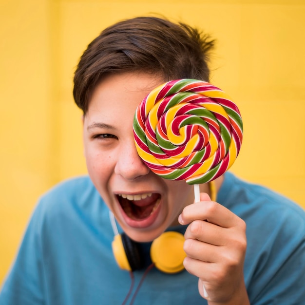 Foto gratuita adolescente che tiene lolipop