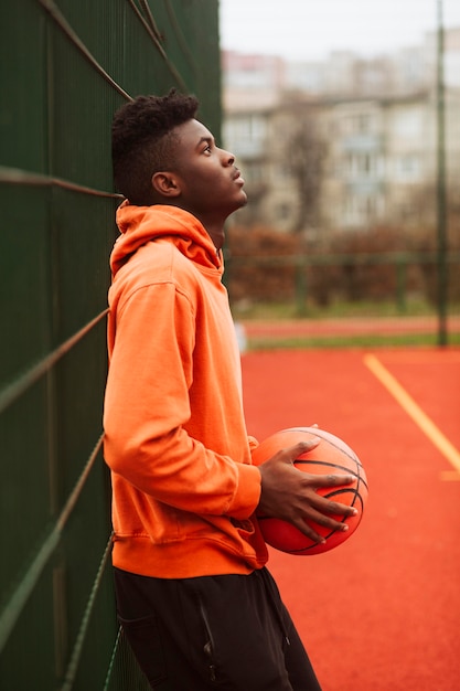 Free photo teenager posing at the basketball field