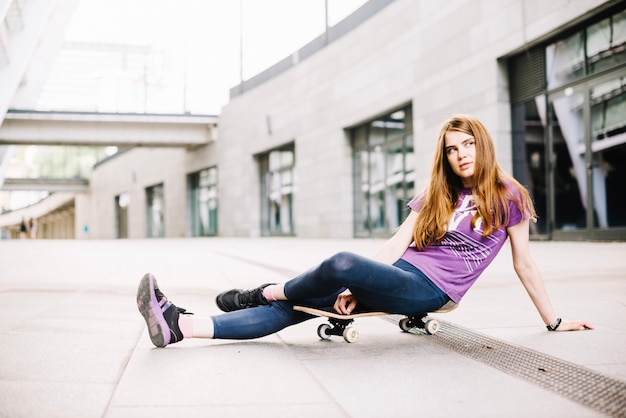 Adolescente, posa, skateboard