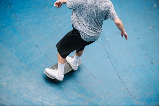 Free photo teenager riding skateboard in bowl