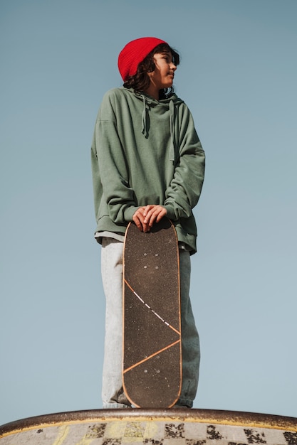 Foto gratuita adolescente allo skatepark divertendosi con lo skateboard