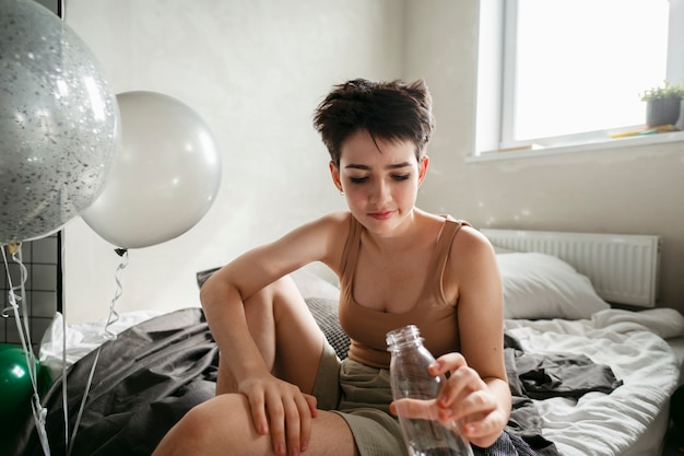 Foto gratuita adolescente che cerca di ridurre l'effetto dei postumi di una sbornia al mattino