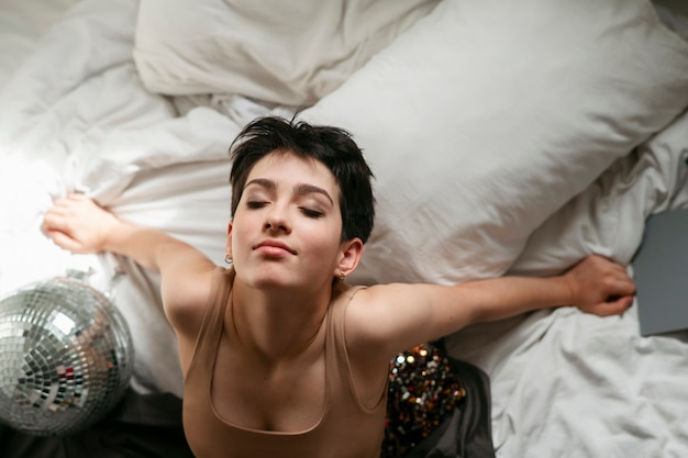 Foto gratuita adolescente che cerca di ridurre l'effetto dei postumi di una sbornia al mattino