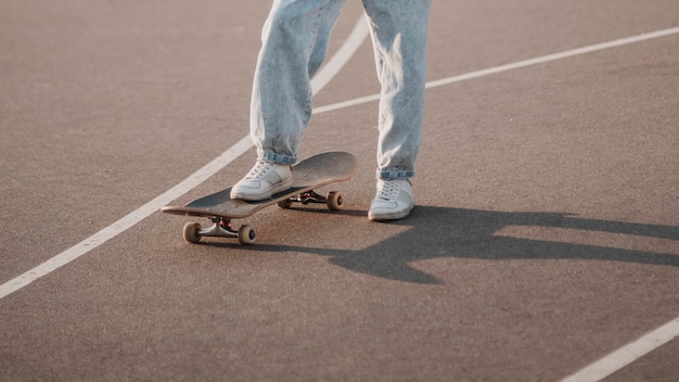 Подросток, использующий скейтборд на открытом воздухе