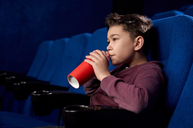 10代の映画を見て、映画館で炭酸飲料を飲みます。