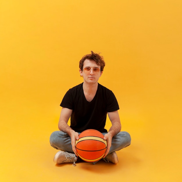 Free photo teenager with basketball ball