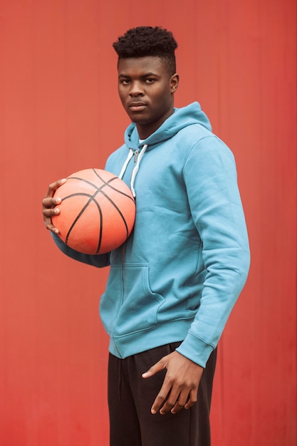 Free photo teenager with a basketball ball