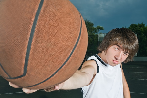 Free photo teenager with basketball