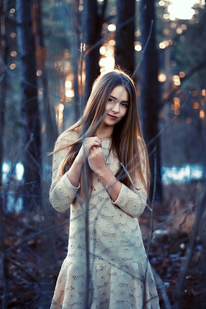 Free photo teenager with dress and smiling in the park