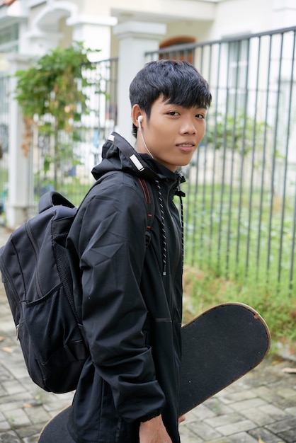 Free photo teenager with skateboard