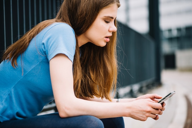 Foto gratuita adolescente con smartphone