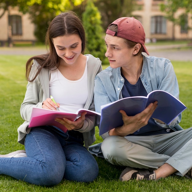 Foto gratuita adolescenti che discutono insieme del progetto