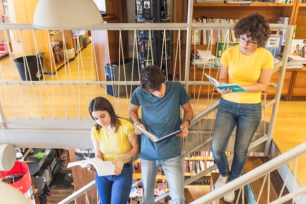 Foto gratuita adolescenti godendo la lettura sui gradini