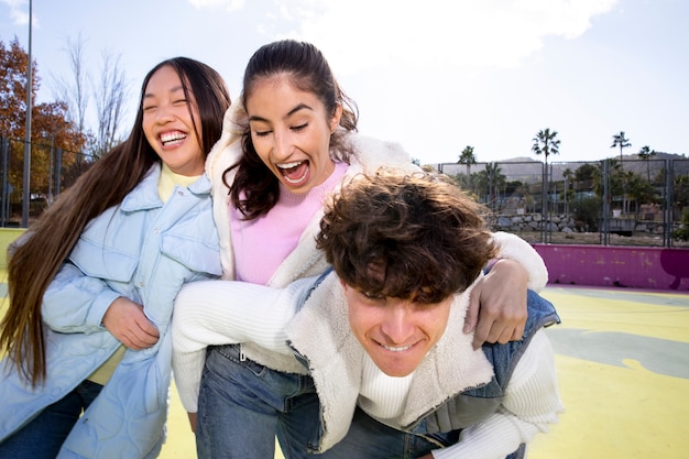 Foto gratuita amici degli adolescenti che si divertono insieme