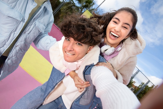 Foto gratuita amici degli adolescenti che si divertono insieme