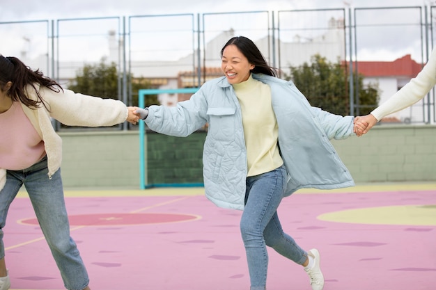 Foto gratuita amici degli adolescenti che si divertono insieme