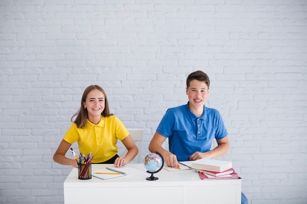 Foto gratuita adolescenti che hanno divertimento alla lezione