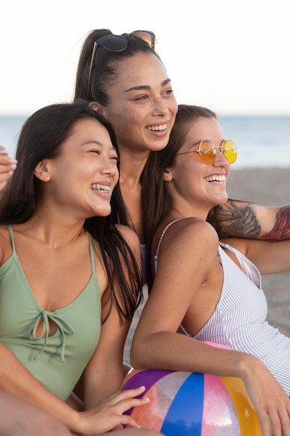 Foto gratuita adolescenti che si divertono in estate