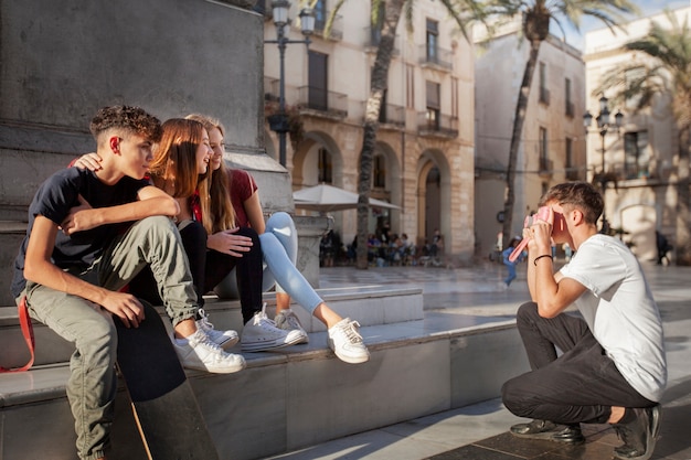 Foto gratuita stile di vita degli adolescenti in città