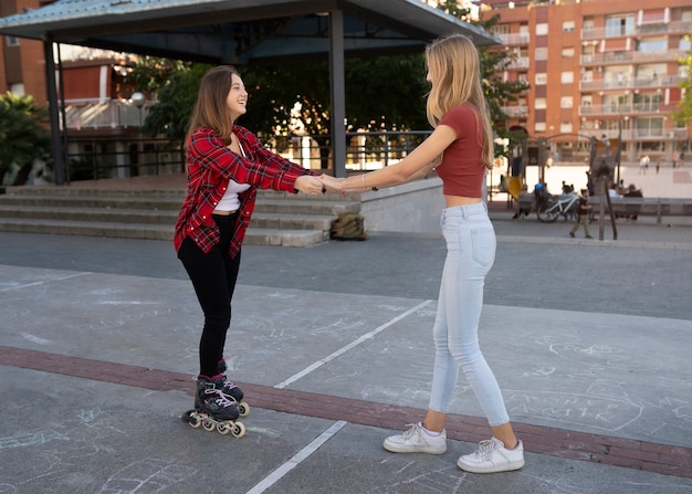 Foto gratuita stile di vita degli adolescenti in città