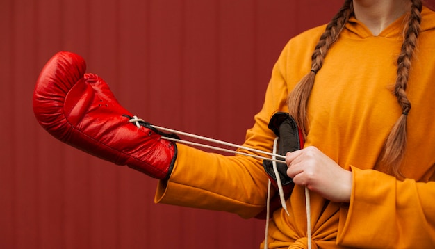 Free photo teenagers posing with boxing gloves