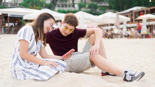 Подростки вместе отдыхают на пляже