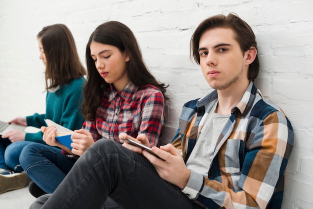 Free photo teenagers sitting together