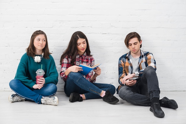 Free photo teenagers sitting together