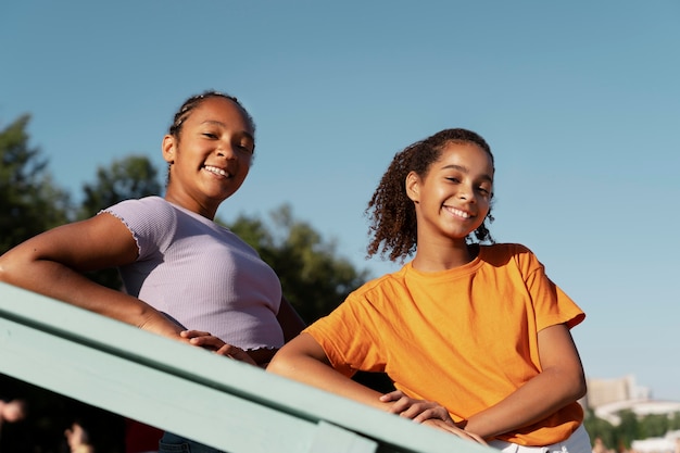 Free photo teenagers spending time together in the summer