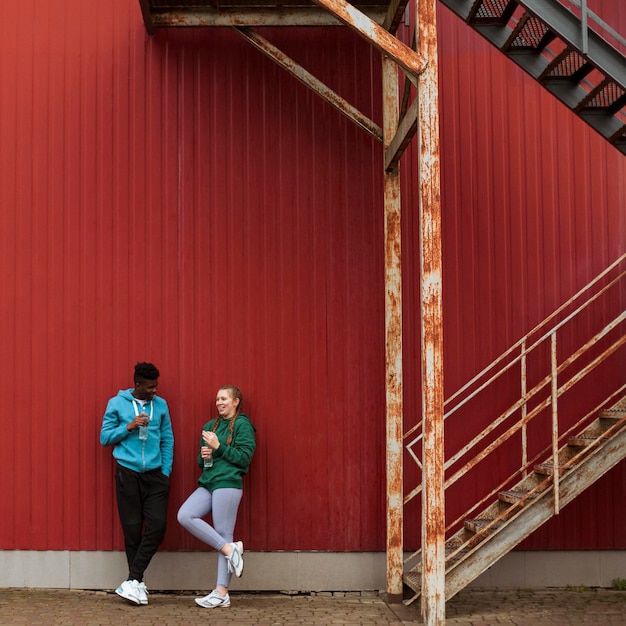 Adolescenti in abbigliamento sportivo all'aperto