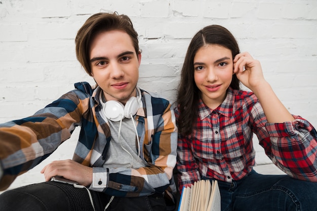 selfieを取っている10代の若者