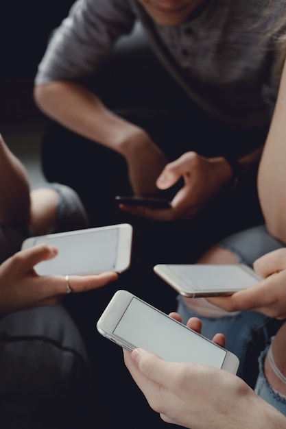 Foto gratuita adolescenti che utilizzano telefoni cellulari