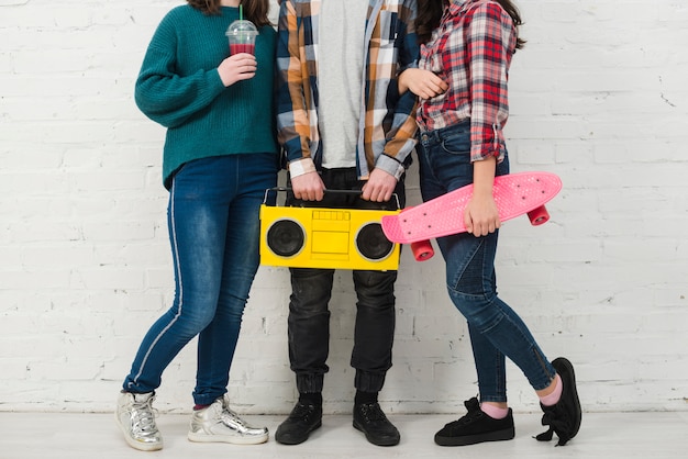 Foto gratuita adolescenti con skate e radio