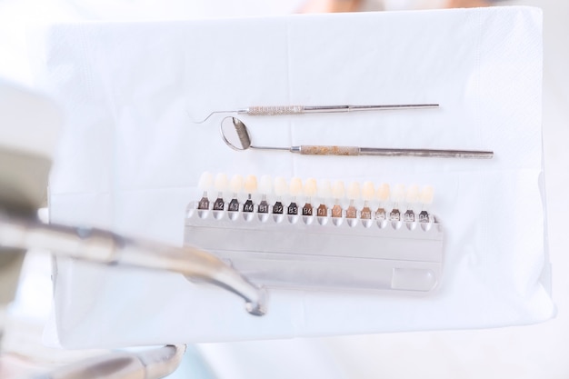 Зубные зубы и другие стоматологические инструменты