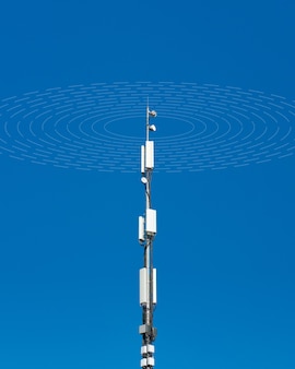 青空​を​背景​に​した​通信​セルタワーアンテナ​無線​通信​と​モバイル​インターネット
