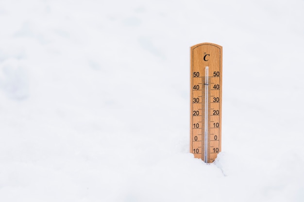 Foto gratuita indicatore di temperatura sulla neve