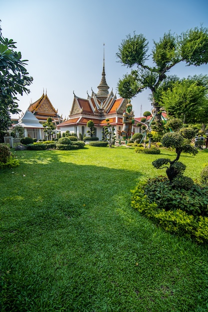 暁の寺ワットアルンとバンコク、タイの美しい青い空