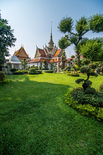 暁の寺ワットアルンとバンコク、タイの美しい青い空