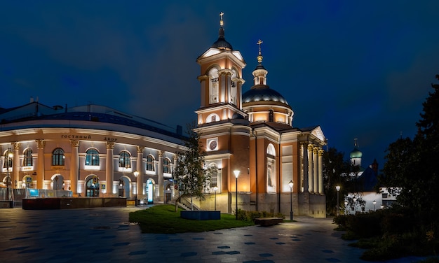 Varvarka 거리에 있는 위대한 순교자와 Gostiny Dvor의 사원. 밤에 모스크바 프리미엄 사진