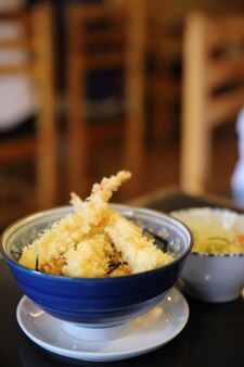 Темпура дон, жареные креветки по-японски на рисе