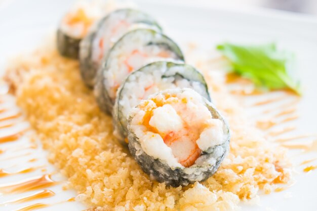 Free photo tempura sushi maki