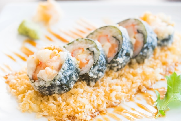 Free photo tempura sushi maki